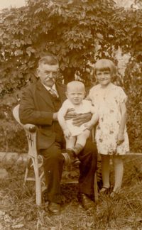 1930ca_Christian_Lehr_mit EnkelnKarl_Emmy